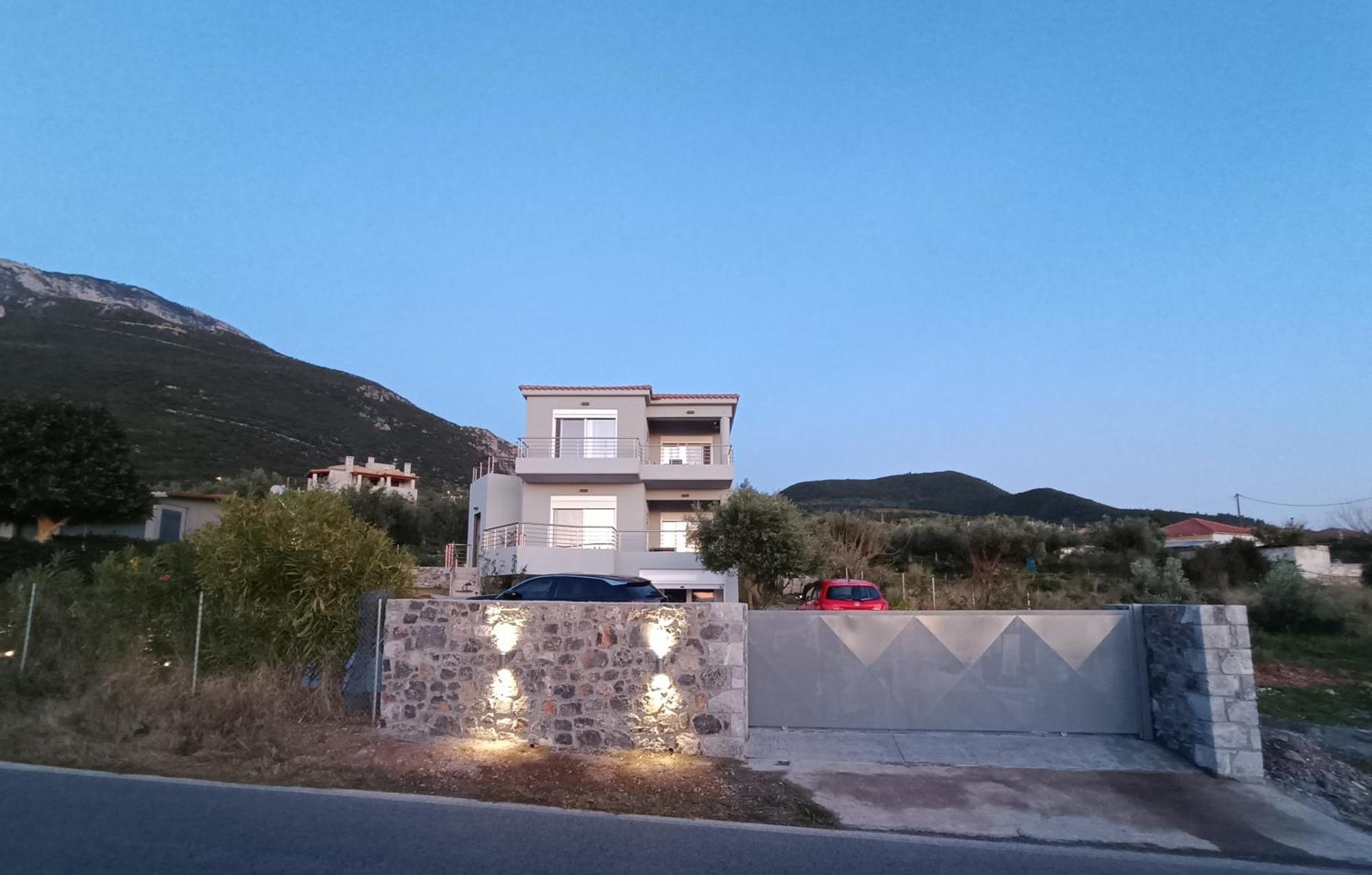 Evilenia Luxury Apartments Каламата Екстер'єр фото